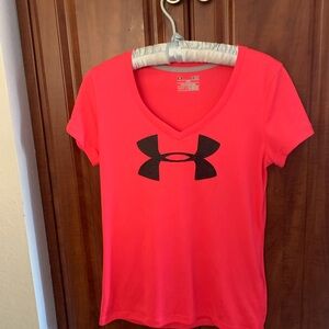 UNDER ARMOR HOT PINK LOOSE V NECK T SHIRT WITH BLACK EMBLEM ON FRONT